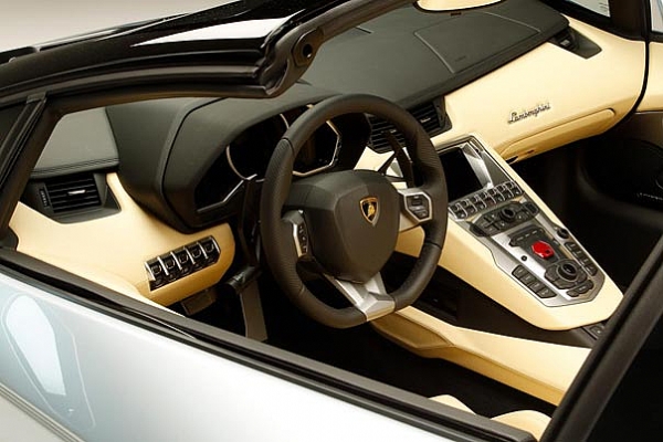 LAMBO AVENTADOR LP700-4 ROADSTER