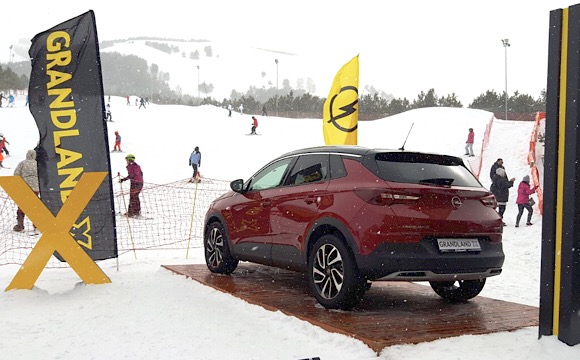 Opel, Grandland X'i kayak merkezlerinde sergiliyor