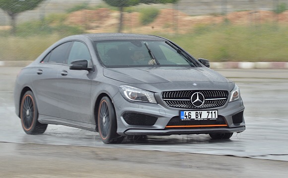 Mercedes-Benz'den güvenli sürüş eğitimi...