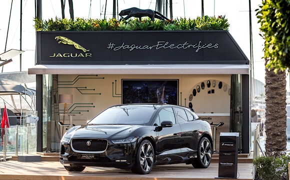 Jaguar'ın ilk elektrikli pop-up showroom'u Bodrum'da...