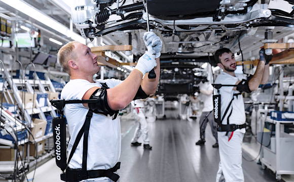 Audi çalışanları için iki yeni robotik kıyafet