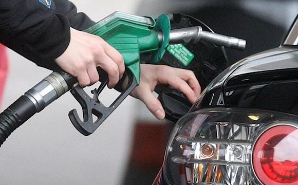 İngiltere fosil yakıtlı otomobil yasağını öne çekti