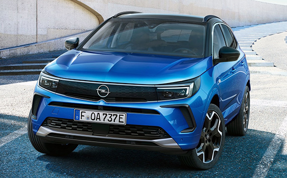 Opel'in kompakt SUV modeli makyajlandı