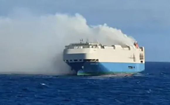 4000 otomobil taşıyan dev gemide yangın!