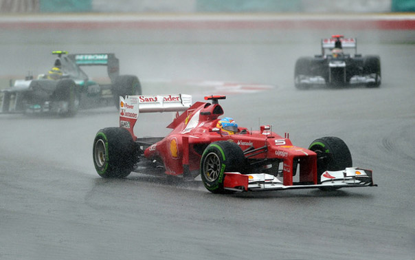Yağmurun bereketi Alonso'ya!