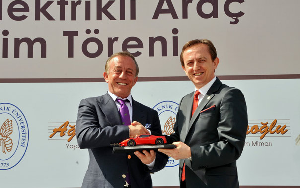 Ali Ağaoğlu Tesla'sını İTÜ'ye bağışladı