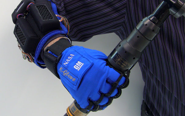 GM'den işçiler için özel robot eldiven!