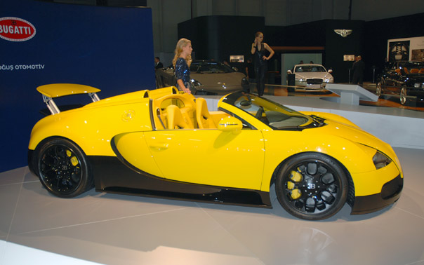 Fuarda 4.3 milyon Euro'luk bir Bugatti!