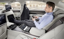 Audi A8 de modaya uydu...