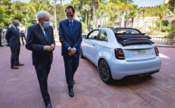 Elektrikli Fiat 500 İtalya’nın zirvesine tanıtıldı