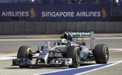 Hamilton, Singapur’da zirveye yükseldi